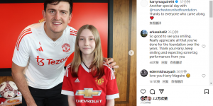 【千亿体育】❤️正能量！马奎尔看望患病儿童，并赠送全队签名的球衣、队旗