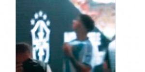 【千亿体育】恩佐离场时向球迷展示阿根廷队徽，巴媒：你忘记了谁世界杯最多