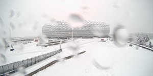 【千亿体育】改打雪仗❓拜仁主场安联球场完全被白雪覆盖，今日比赛延期❄️