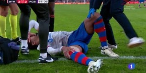 【千亿体育】阿劳霍被踢到支撑脚后膝盖受伤，队医进场处理后继续比赛