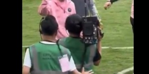 【千亿体育】在中国香港比赛中场休息时面对球迷高呼“messi”，梅西招手回应