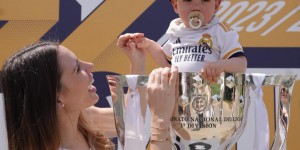 【千亿体育】巴尔韦德一家参加夺冠庆祝游行，小儿子戴着奶嘴直接站奖杯里😅