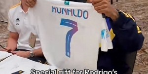 【千亿体育】??罗德里戈收到球迷送的生日礼物，是一件C罗的球衣