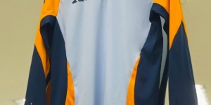 【千亿体育】皇马24-25赛季客场球衣曝光：亮橙色搭配黑色，衣领有白色条纹
