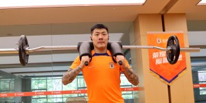 【千亿体育】伤势无碍？泰山官方训练照显示，王大雷在健身房进行力量训练