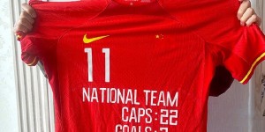 【千亿体育】代表国足出战22次打入3球，朱挺获赠国足11号纪念球衣