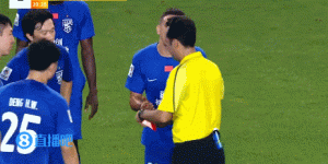 【千亿体育】三镇少打一人！谢鹏飞亮鞋底铲到对手脚踝，被裁判直红罚下！