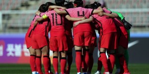 【千亿体育】足球报点评女足奥预赛对手：朝鲜女足强悍归来，体能困扰韩国女足