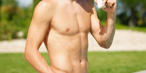 【千亿体育】AD钙奶给你补充营养？哈兰德晒泳池沐浴☀️照，肌肉线条明显