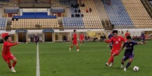 【千亿体育】外租球员贾博琰代表杜布拉瓦在对中国U21的比赛中首发并打入一球