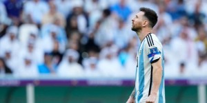 【千亿体育】你相信吗？一年前阿根廷遭遇世界杯开门黑，梅西赛后请求球迷“相信我们”