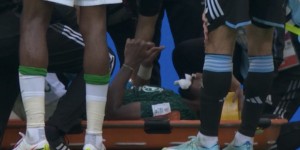 【千亿体育】沙特后卫沙赫拉尼冲撞受伤，躺担架上不忘竖大拇指报平安?