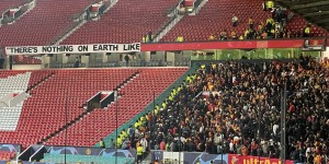 【千亿体育】摄影师：客队球迷撕毁梦剧场标语，上面写着“没有比成为红魔更特别的事”