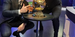 【千亿体育】卡拉格社媒晒与金球奖奖杯合影：要替梅西保管好这个