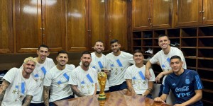【千亿体育】?大力神杯摆面前！梅西晒与队友合照，穿着三星阿根廷T恤