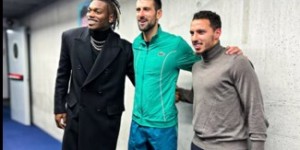 【千亿体育】与ATP年终总冠军合影，莱奥和本纳塞尔在球员通道祝贺德约科维奇