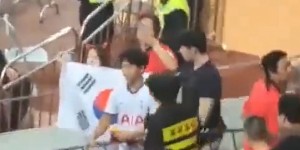 【千亿体育】看得真的气?一女生穿热刺球衣，举韩国国旗挑衅国足球迷