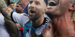 【千亿体育】伟大胜利❗阿根廷球员赛后激动跳入球迷海洋，共同疯狂庆祝