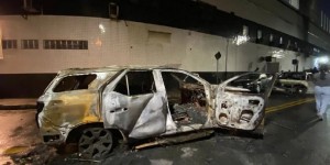 【千亿体育】愤怒的桑托斯球迷烧毁了场外多辆汽车，其中一辆是自家球员的