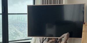 【千亿体育】贝克汉姆穿内裤修电视遭妻子“偷拍”：电工来修电视了?