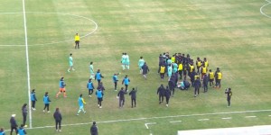 【千亿体育】冷静！马来西亚球员犯规踢到徐彬头部，双方在场上发生冲突！