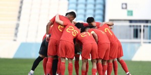 【千亿体育】中国国家男子足球队同中国香港队热身赛，国家队以1：2遭逆转失利
