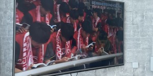 【千亿体育】日本高中足球锦标赛神奇一幕，应援学生中场时集体翻阅词汇本学习