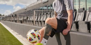 【千亿体育】梅西当选2023世界足球先生后首度更新社媒，发布阿迪达斯广告