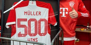 【千亿体育】✨永远的传奇！诺伊尔将500胜纪念球衣交给穆勒，更衣室欢呼鼓掌