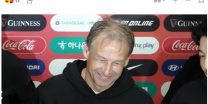 【千亿体育】韩媒：克林斯曼微笑出席发布会 遭球迷扔东西&被骂“滚回你家去”