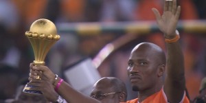 【千亿体育】德华来了?非洲杯决赛赛前，德罗巴带金杯入场