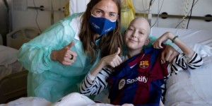 【千亿体育】艾琳-帕雷德斯惊喜探望一名年轻癌症患者