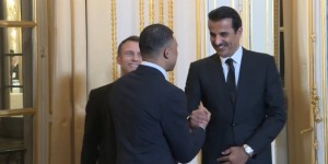 【千亿体育】?聊啥呢？姆巴佩与马克龙&巴黎老板卡塔尔埃米尔握手交谈?