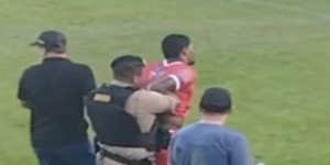 【千亿体育】巴西足坛惊人一幕：警察冲进球场逮捕门将，因其是被通缉的毒贩