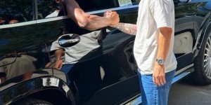 【千亿体育】梅西站在车外，与坐在车内的热火球星巴特勒握手