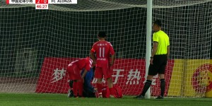 【千亿体育】这球拼命了！沙明补射空门后伤退，中国足球小将2-0领先