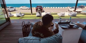 【千亿体育】海港中卫李昂赴韩国度假，海边品尝咖啡惬意无比