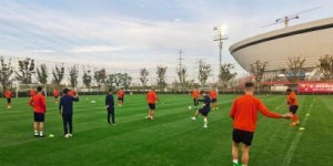 【千亿体育】泰山队27日下午在浦东足球场外场训练，全力备战与海港队的比赛