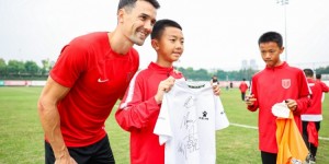 【千亿体育】蓉城一线队球员指导青训小球员训练，周定洋：他们是成都的未来