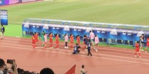 【千亿体育】送上安慰还是在告别？水庆霞与中国女足队员一一拥抱