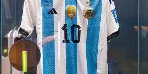 【千亿体育】梅西夺冠一周年给纳达尔送球衣，纳达尔将球衣与C罗球鞋一同展示