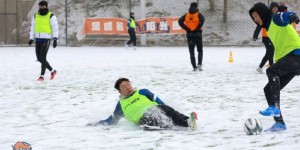 【千亿体育】姜宁、郑龙、牟鹏飞等在大雪中享受足球的快乐！