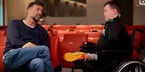 【千亿体育】❤️克洛普邀请一患有罕见病的12岁残疾男孩参观利物浦基地