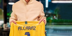【千亿体育】?网球明星阿尔卡拉斯造访利雅得胜利俱乐部，获赠球衣