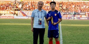 【千亿体育】中国职业足坛最年轻队长，带队连升两级，19岁完成国奥首秀