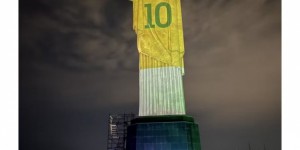 【千亿体育】纪念贝利去世一周年，里约热内卢基督像“穿上”贝利巴西10号球衣