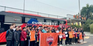 【千亿体育】伤感！深圳队迎来30岁生日，球迷前往基地用鲜花送别俱乐部