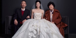 【千亿体育】赵丽娜社媒发文：为爸妈第一次穿上婚纱，做父母永远的小情人