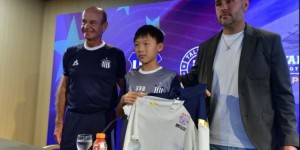 【千亿体育】中国U12男足球员独自去阿根廷球队学习，俱乐部为其办新闻发布会