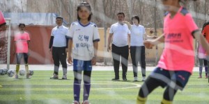 【千亿体育】中国女足前主教练水庆霞探访新疆乡村小学女足